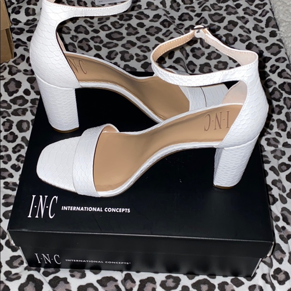 BRAND NEW🌟 INC White Snakeskin Pumps